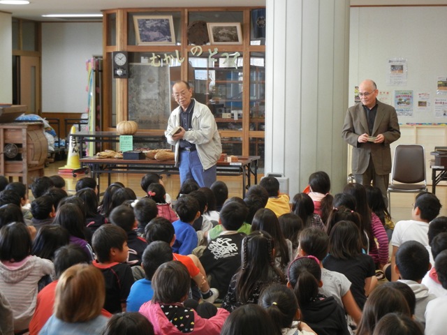 ４年生 昔の暮らしや道具のお話 藤沢市立六会小学校